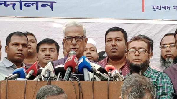 জাতীয় প্রেস ক্লাবের সামনে নাগরিক সমাবেশে বিএনপি চেয়ারপারসনের উপদেষ্টা জয়নুল আবদিন ফারুক।